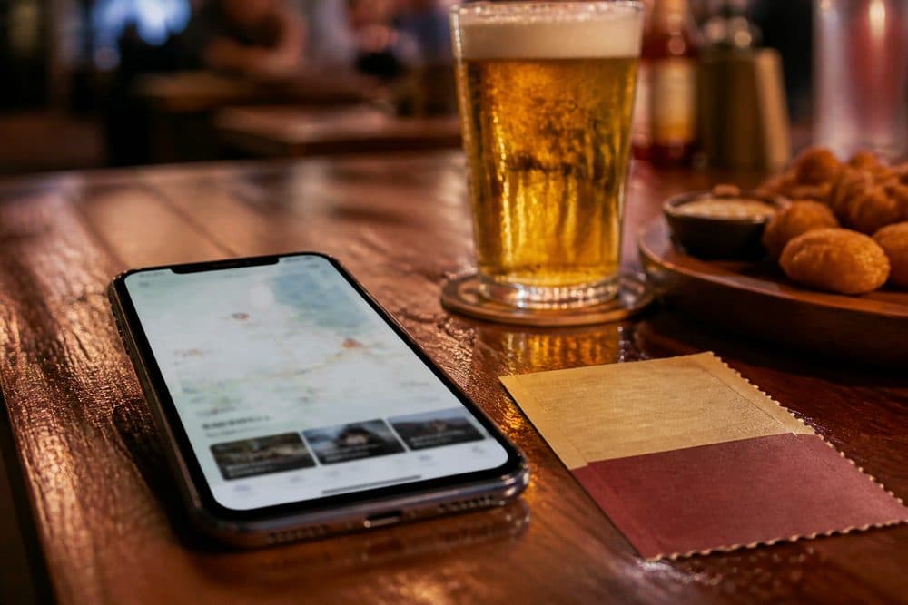 Celular no bar com cupom e bebida — Sextou Bebe em Franca